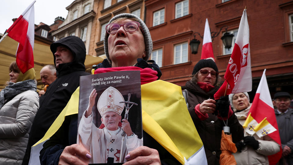 Poland: Thousands demonstrate in defense of former Pope John Paul II