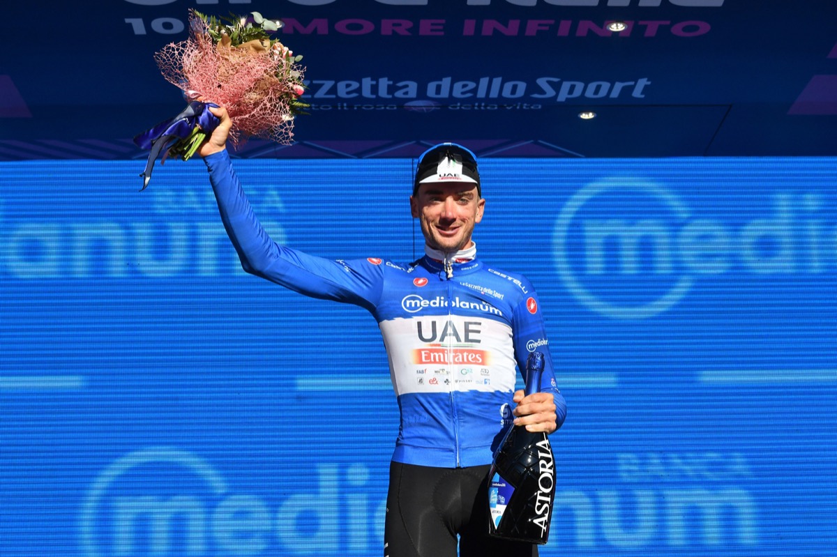 Giro d’Italia: La maglia azzurra cambia spalla dopo un errore degli organizzatori