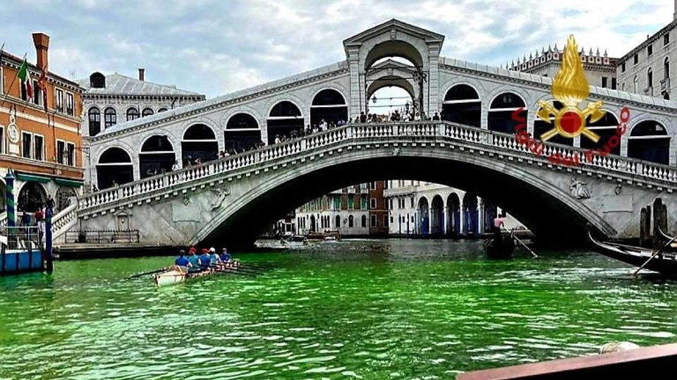 Venetië: De wateren van het Canal Grande worden fluorescerend groen door een onbekende stof