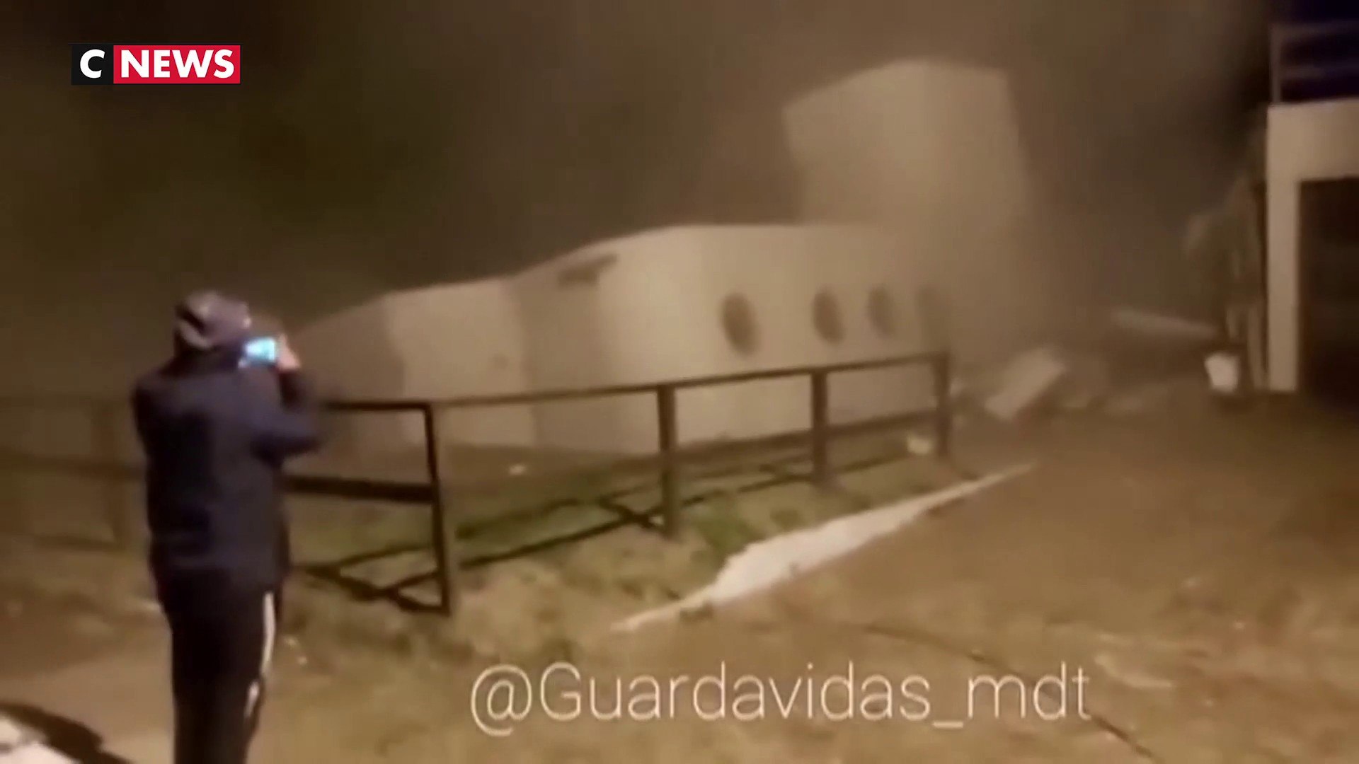 El increíble video de una casa colapsando en el mar