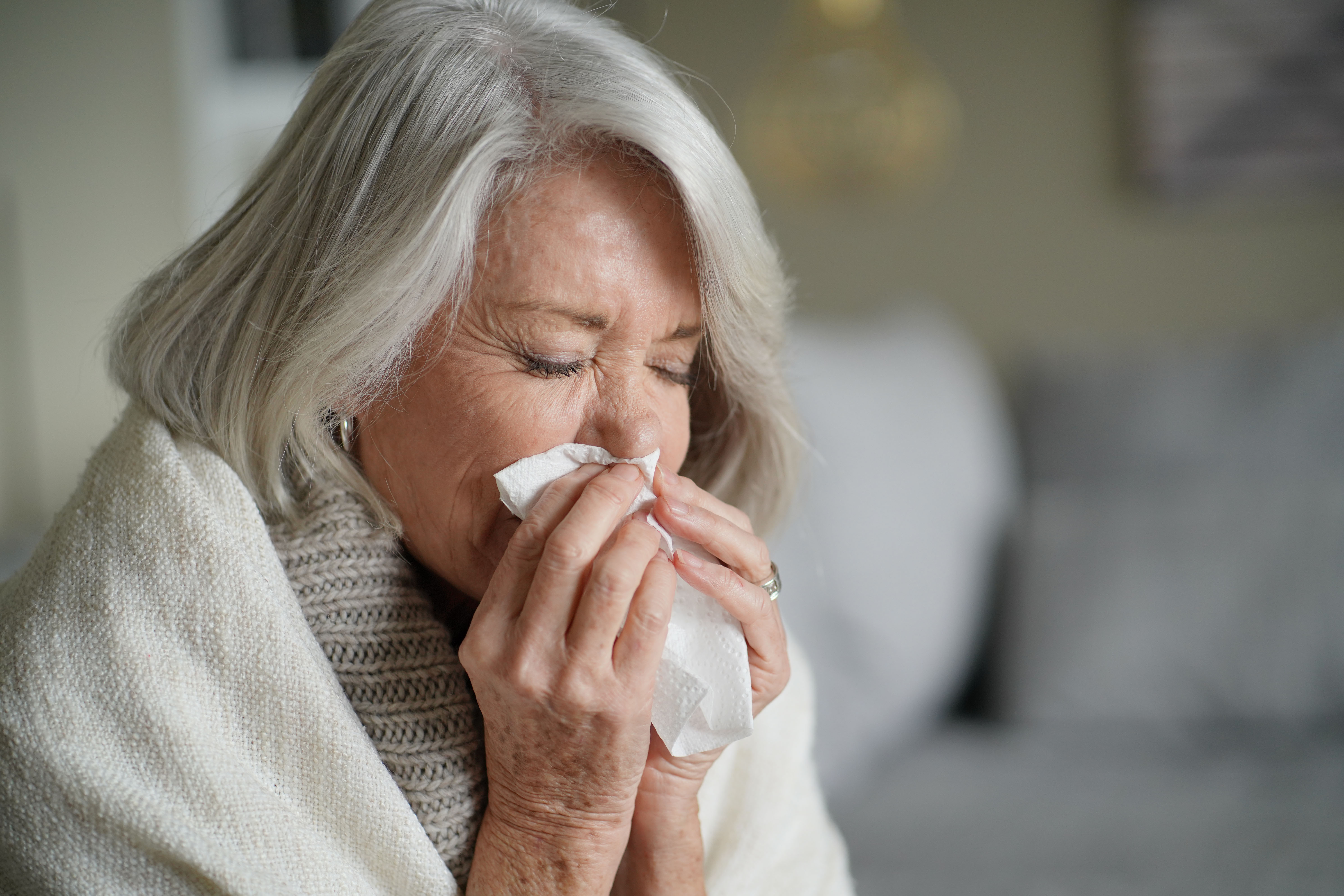 Il “lungo raffreddore”: ecco i sintomi che possono durare fino a 4 settimane dopo l’infezione