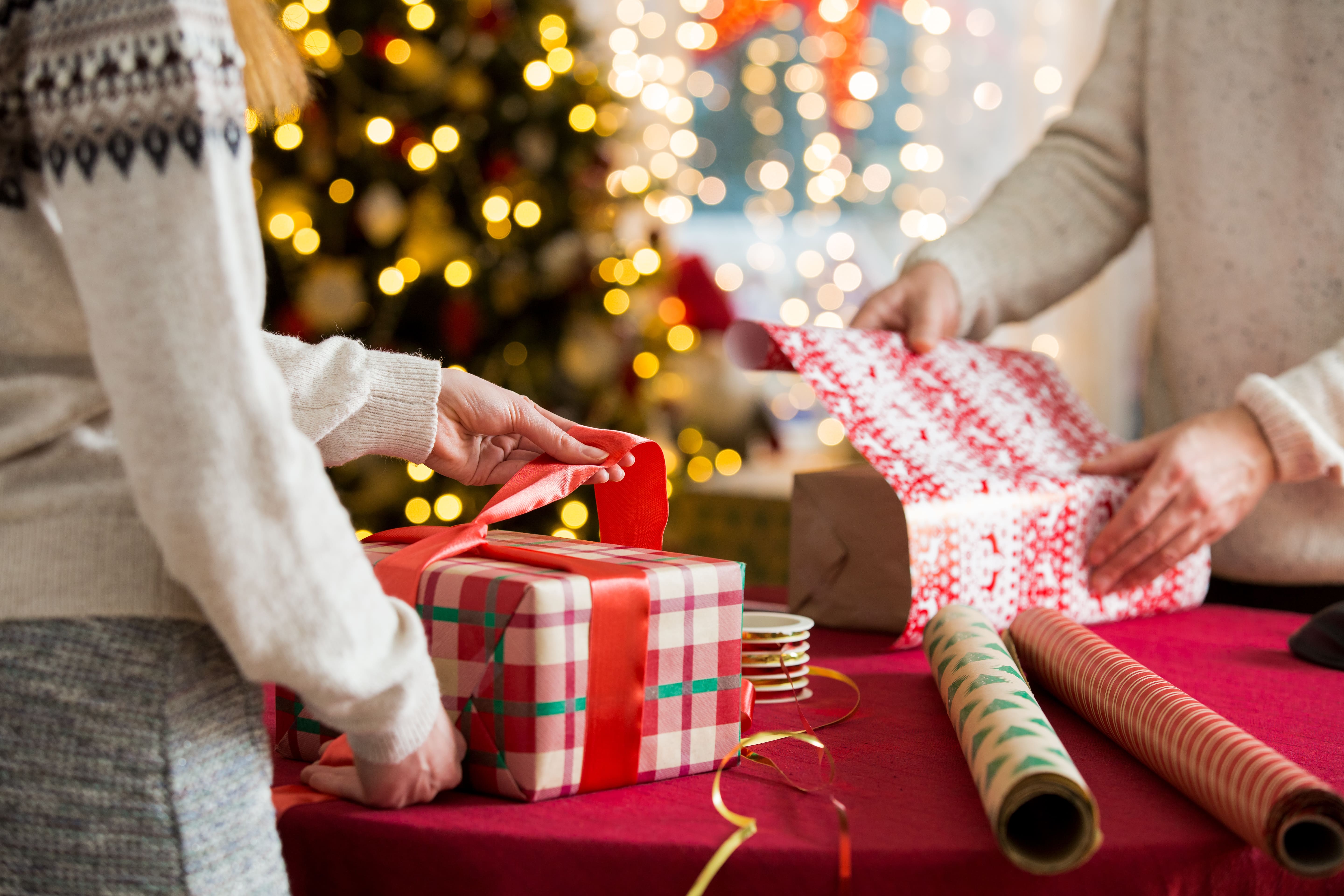 Noël 2023 : Sans scotch, Furoshiki Voici 5 techniques efficaces pour  emballer ses cadeaux