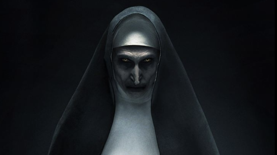 L'interprète de La Nonne porte plainte contre la Warner Bros pour non  respect de son contrat