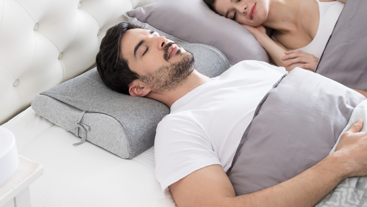 Cet oreiller anti-ronflement devrait apaiser les nuits de nombreux couples