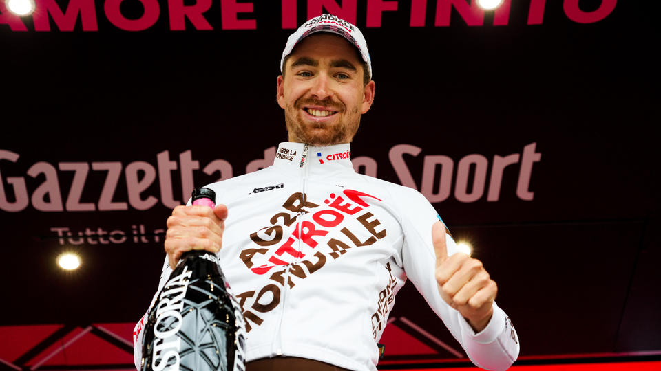 Giro d’Italia: il bellissimo numero del francese Aurélien Paret-Peintre vincitore della 4^ tappa