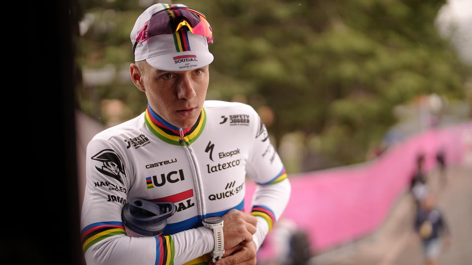 Giro d’Italia: il campione del mondo Remco Evenpoel cade male a causa di un cane (VIDEO)
