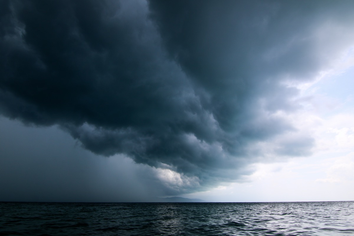 Tropische storm Brett: Een catamaran duikt voor de kust van Martinique
