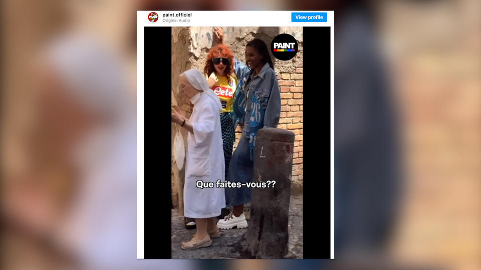 Italia : une religieuse interrompt unbaiser entre deux femmes (Video)