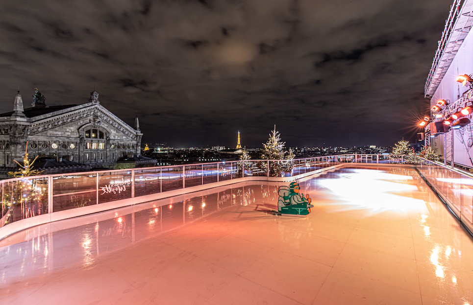 Paris : une patinoire inédite installée sur le toit des Galeries