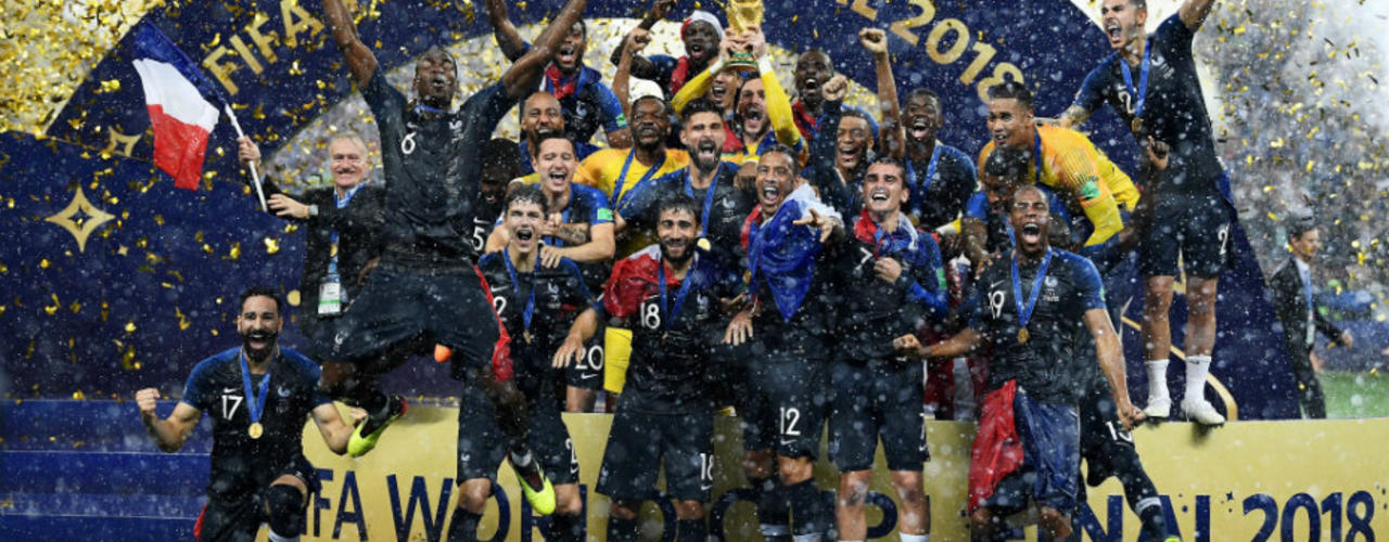 Le 15 juillet, la France remporte la finale de la Coupe du monde face à la Croatie (4-2) et gagne sa deuxième couronne mondiale après 1998.