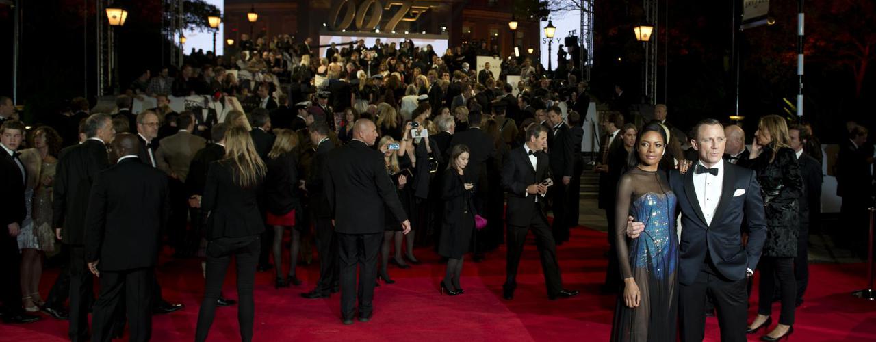 Mardi 23 octobre se tenait à Londres l'avant-première du dernier James Bond, "Skyfall". Acteurs et famille royale se sont succédés sur le tapis rouge. Ici, Daniel Craig avec à son bras l'actrice Naomie Harris avec qui il partage l'affiche. 