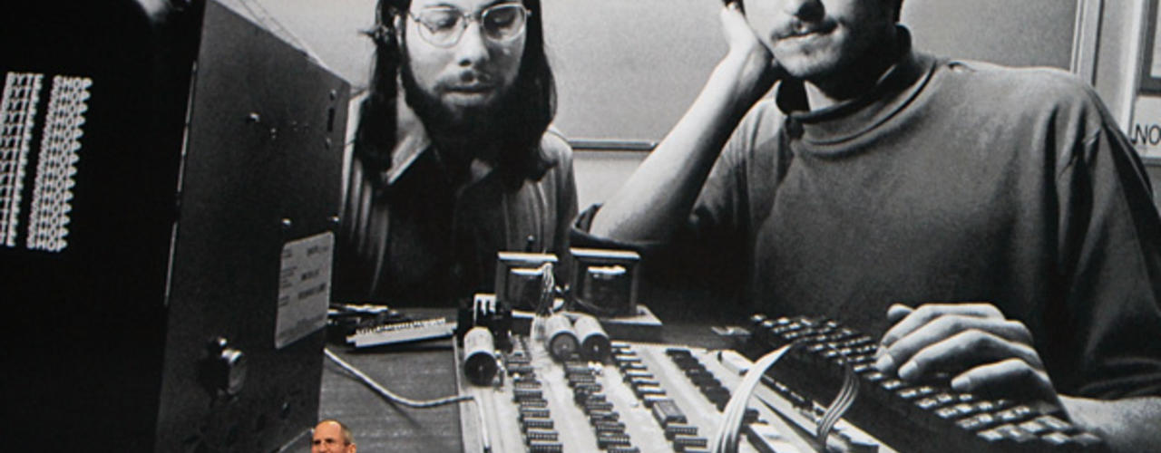 Steve Wozniak fait la connaissance de Steve Jobs en 1970, ils partagent la même passion de l'électronique. Le 1er avril 1976, Jobs et Wozniak forment leur compagnie, Apple.