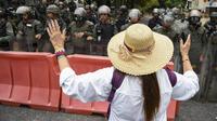 Une opposante demande aux militaires de désobéir à Maduro lors d'une manifestation à Caracas