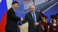 La Chine de Xi Jinping et la Russie de Vladimir Poutine médiatisent l'aide internationale que les deux pays fournissent aux pays frappés par le coronavirus, provoquant la colère de l'UE. 
