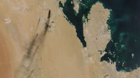 Les images satellites des frappes en Arabie Saoudite. Les trainées noires à gauche de l'image sont les fumées causées par les attaques.