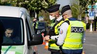 Les policiers, ici le 20 avril à Paris, veulent également bénéficier de la reconnaissance automatique du Covid-19 comme maladie professionnelle pour le personnel touché.