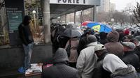 Des immigrés font la queue devant la préfecture de Bobigny pour demander leur régularisation, le 3 décembre 2012 [Jacques Demarthon / AFP/Archives]