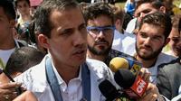 Le chef de file de l'opposition et président autoproclamé du Venezuela, Juan Guaido, répond à des journalistes lors d'une manifestation contre le gouvernement de Nicolas Maduro, à Caracas, le 30 janvier 2019 [Luis ROBAYO                   / AFP]