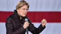 Elizabeth Warren sort les poings dans les derniers débats