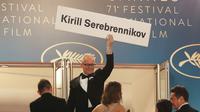 Le délégué général du Festival de Cannes, Thierry Frémaux, brandit une pancarte où est inscrit le nom du réalisateur russe Kirill Serebrennikov sur les marches du Palais des Festivals, le 09 mai 2018 [Valery HACHE / AFP]