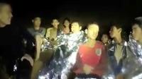 Image de la deuxième vidéo des 12 enfants et leur entraîneur de football miraculeusement retrouvés au bout de neuf jours dans une grotte en Thaïlande, le 4 juillet 2018. [Handout / ROYAL THAI NAVY/AFP]