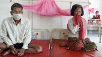 Le 7 décembre 2007 à 45 km de Phnom Penh au Cambodge, dans un hôpital, des patients atteints de  tuberculose qui, dans les cas les plus fréquents, infecte les poumons et les détruit peu à peu. [TANG CHHIN SOTHY / AFP/Archives]