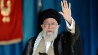 Une photo fournie par le bureau du guide suprême iranien, l'ayatollah Ali Khamenei, le montre le 4 octobre 2018 saluant des dizaines de milliers de miliciens islamiques ("bassidjis") réunis au stade Azadi à Téhéran, avant de prononcer un discours [HO / KHAMENEI.IR/AFP/Archives]