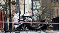 Des membres de la police scientifique sur les lieux de l'explosion d'une voiture piégée à Londonderry, en Irlande du Nord, le 20 janvier 2019  [Paul FAITH / AFP]