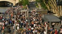 Les Parisiens profitent des buvettes du bord de Seine mardi 2 juin 2020 au premier jour de réouverture des bars et restaurants fermés pour lutter contre la pandémie de Covid-19. [BERTRAND GUAY / AFP]