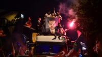 Des partisans du président turc réélu Recep Tayyip Erdogan brandissent des drapeaux turcs et une affiche à son effigie devant le siège du parti AKP, à Istanbul le 24 juin 2018 [ARIS MESSINIS / AFP]
