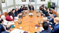 Photo diffusée par la présidence égyptienne le 2 février 2019 montrant le président Abdel Fattah al-Sissi (C) lors d'une réunion avec des membres de son gouvernement [- / EGYPTIAN PRESIDENCY/AFP]