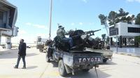 Des forces loyales au Gouvernement libyen d'union nationale (GNA) et engagées dans la bataille contre les forces du maréchal Haftar, sur le terrain de l'ancien aéroport international de Tripoli le 8 avril 2019  [Mahmud TURKIA / AFP]