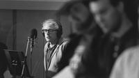 Bernie Sanders en studio en 1987 pour la chanson "We Shall Overcome", enregistrée avec 30 musiciens et chanteurs [Glenn Russell / HANDOUT/AFP/Archives]