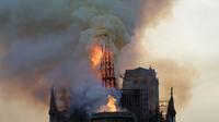 La flèche de Notre-Dame en flammes le 15 avril 2019 [Geoffroy VAN DER HASSELT / AFP]