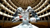 Le robot chef d'orchestre YuMi avant le concert de mardi soir à Pise [MIGUEL MEDINA / AFP]