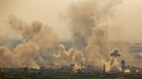 Une photo prise depuis la partie occupée par Israël du plateau du Golan montre des panaches de fumée du côté syrien après des bombardements attribués au régime syrien et à son allié russe, le 16 juillet 2018 [JALAA MAREY / AFP]