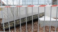 La stèle, rappelant l'emplacement de l'ancienne synagogue de Strasbourg, dynamitée par les nazis en 1941, vandalisée le 2 mars 2019. [FREDERICK FLORIN / AFP]