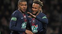 Les joueurs du Paris SG Neymar (d) et Kylian Mbappé (g) buteurs lors de la victoire 4-0 sur Pontivy et la qualification en 16e de finale de la Coupe de France le 6 janvier 2019 [LOIC VENANCE / AFP]