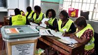 Des responsables d'un bureau de vote à Harare, le 29 juillet 2018 [MARCO LONGARI / AFP]
