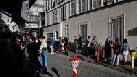 Des apéritifs partagés devant les portes closes d'un restaurant à Montmartre, le 23 mai 2020 [THOMAS COEX / AFP]