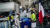 Des employés devant une fabrique improvisée de gel hydroalcoolique dans le VIe arrondissement de Paris, le 27 mars 2020 [LUCAS BARIOULET / AFP]