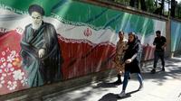 Des passants déambulent à Téhéran, le 22 juin 2019 [ATTA KENARE / afp/AFP/Archives]