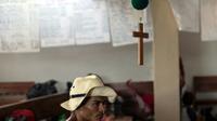 Un participant à la caravane de migrants partie du Honduras en mars pour rallier laes Etats-Unis se repose dans une église de Tapanatepec (sud du Mexique) le 27 octobre 2018 [Guillermo Arias / AFP]