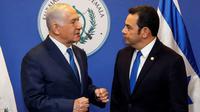 Le Premier ministre israélien Benjamin Netanyahu (à gauche) converse avec le président du Guatemala Jimmy Morales avant l'inauguration de l'ambassade du Guatemala, le 16 mai 2018 à Jérusalem [RONEN ZVULUN / POOL/AFP]