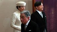L'empereur Akihito (C) passe devant son successeur, son fils Naruhito (D) et l'épouse de ce dernier, Masako (G), à la fin de sa cérémonie d'abdication, le 30 avril 2019. [STR / Japan Pool/AFP]