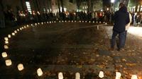 Des bougies sont allumées pour commémorer le 80e anniversaire de la "Nuit de cristal" sur le site d'une ancienne synagogue à Schwerin en Allemagne, le 8 novembre 2018 [Bernd WUESTNECK / dpa/AFP]