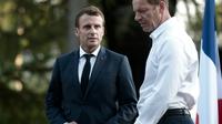 Le chef de l'Etat Emmanuel Macron (g) et le directeur du Tour de France Christian Prudhomme lors de la cérémonie pour le 100e anniversaire de la Grande Boucle, le 19 juillet 2019 à Pau [IROZ GAIZKA / AFP]