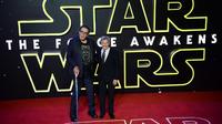 Peter Mayhew (gauche), qui incarnait le personnage de Chewbacca, aux côtés de l'acteur américain Harrison Ford qui joue Han Solo dans la saga Star Wars, le 16 décembre 2015, pour la présentation à Londres du "Réveil de la Force" [LEON NEAL / AFP/Archives]
