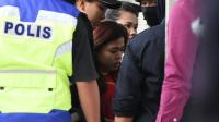 L'Indonésienne Siti Aisyah (c), inculpée pour l'assassinat de Kim Jong-Nam, demi-frère du leader nord-coréen Kim Jong-Un, est escortée par des policiers, le 1er mars 2017 à Sepang, en Malaisie [MOHD RASFAN / AFP]