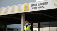 photo prise le 7 mai 2020 montrant un homme portant un masque, à la sortie de l'usine Renault de Sandouville, nord. [LOU BENOIST / AFP/Archives]